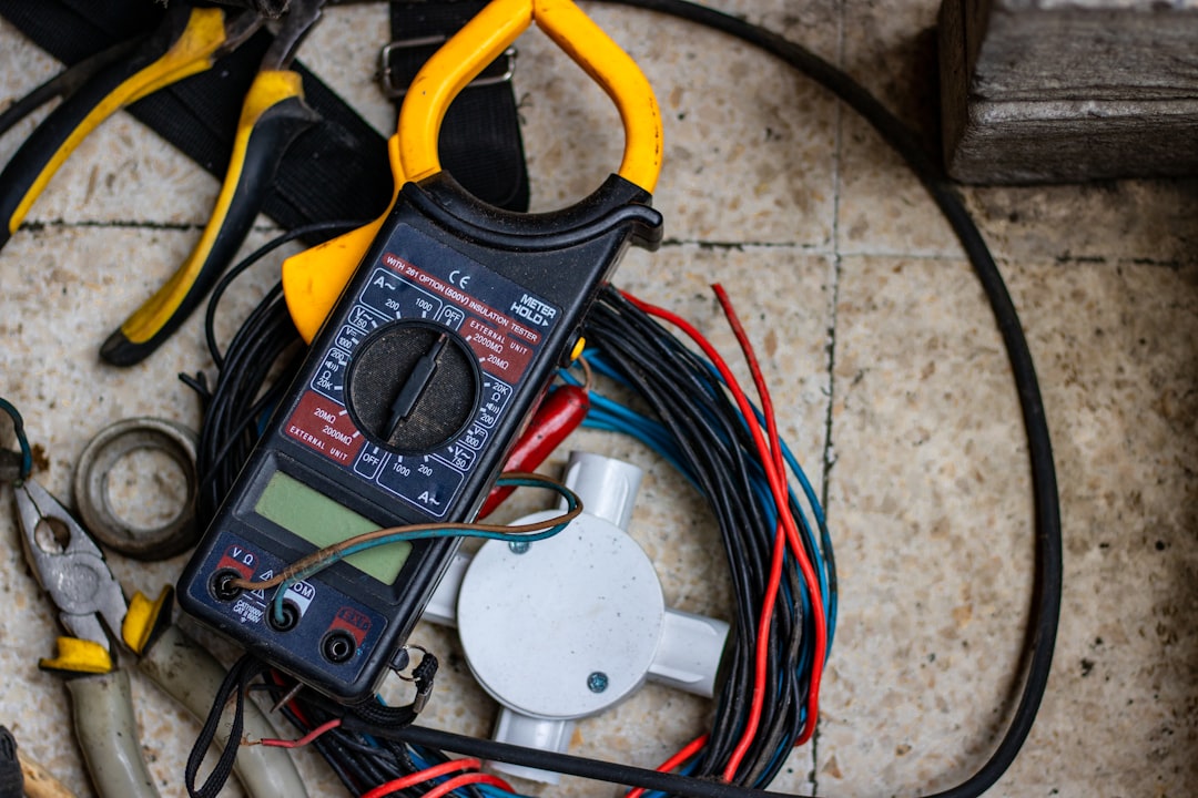 Elektroinstalační nářadí s multimetrem a kabely
